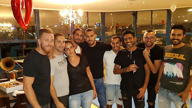 נשיקות - מדור החברה של אילת