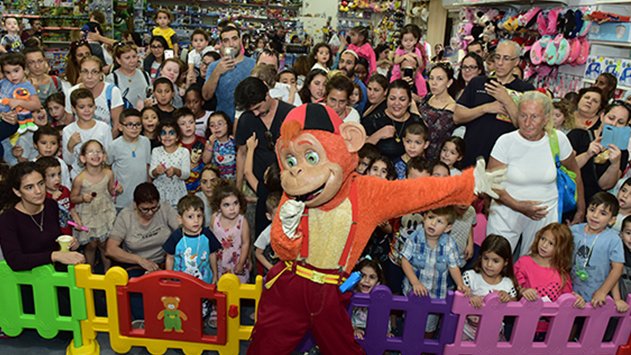 נשיקות - מדור החברה של אילת