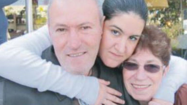 ואז בעלה נעץ בה את  הסכין בגב שלוש פעמים
