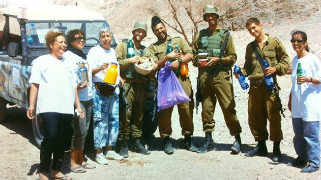 מלכה בלי חיילים