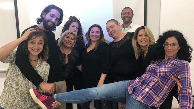 נשיקות - מדור החברה של אילת