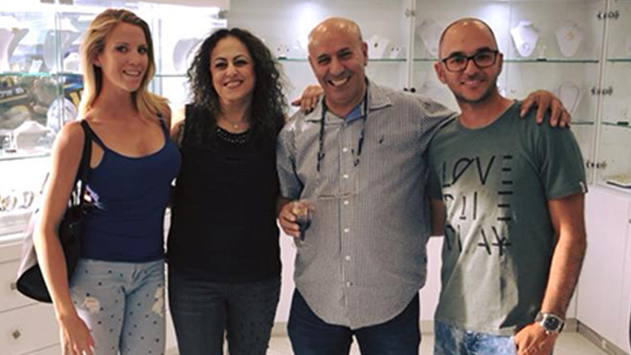 נשיקות - מדור החברה של אילת