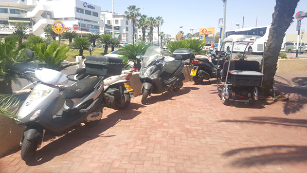 רכבים מחנים בשטח הסטרילי  של שדה התעופה ולאיש לא אכפת