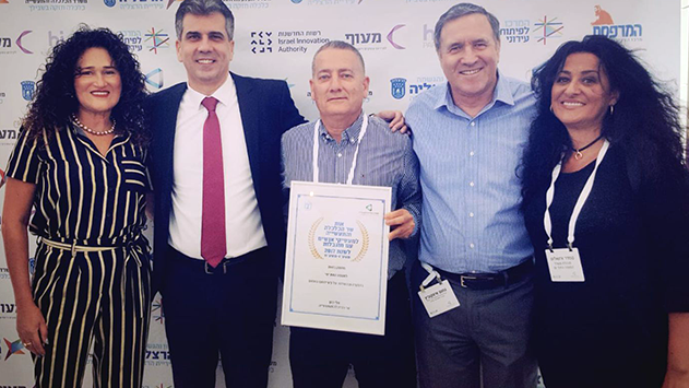 עם הפנים לקהילה