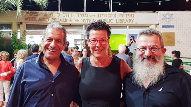 מגיע לה. גולן שפירא מקבלת  את המלגה חג הספר העברי