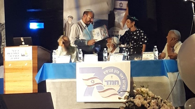 ימין הרצוג רצים לאור דמות החמ''ד (חינוך ממלכתי דתי)