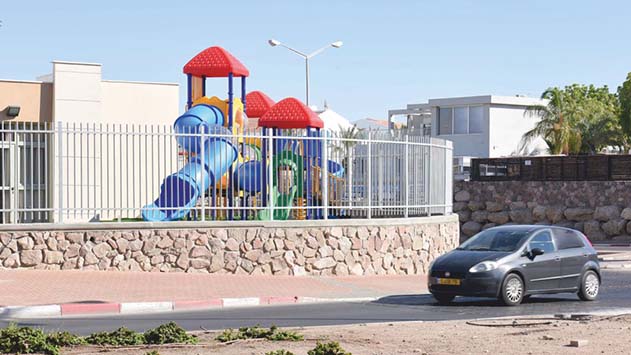 אנשי חינוך בתחום החינוך המיוחד בעיר: ''גן השעשועים החדש שהוקם בבית הספר החדש לחינוך מיוחד קרוב מדי לכביש''
