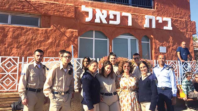 אף פעם לא מפסיקה לחשוב על אחרים