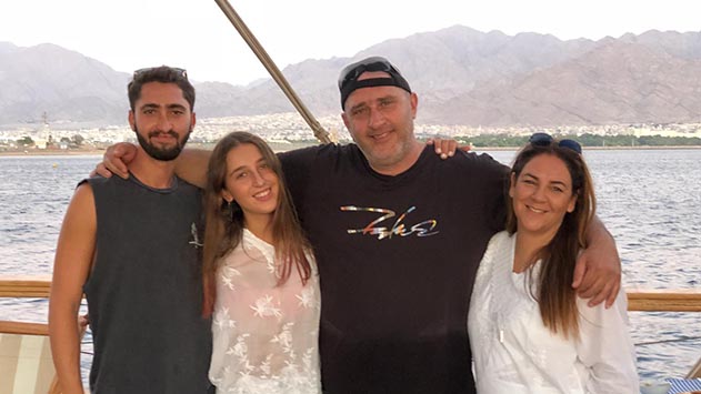 נשיקות - מדור החברה של אילת