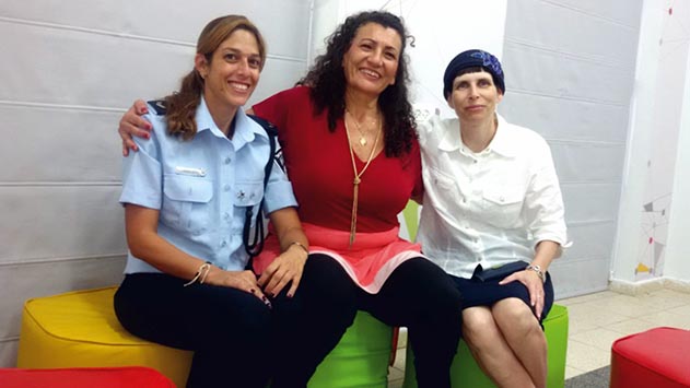 ''צריכה בייביסיטר לילדה בת 8 שלא הולכת, לא מדברת ושמפרכסת, מי יענה לי?''