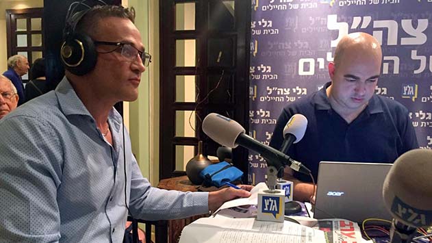 כנס אילת לעיתונות : עו''ד רותם נועם, עורך 'ערב ערב 'באילת, שדר אורח עם איתי זילבר במגזין החברתי כלכלי 'השורה התחתונה' גלי צה''ל