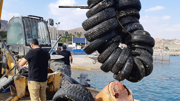משקולות בטון ושרידי אניות הוצאו מקרקעית מפרץ אילת
