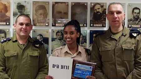 תעודת הוקרה לחיילת  שזיהתה חדירה ימית לאילת