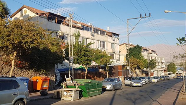 כלואים בביתם