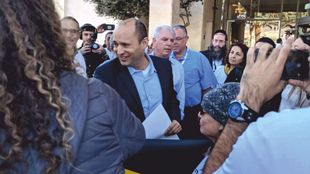 מורי קרן קרב הפגינו מול שר החינוך נפתלי בנט 