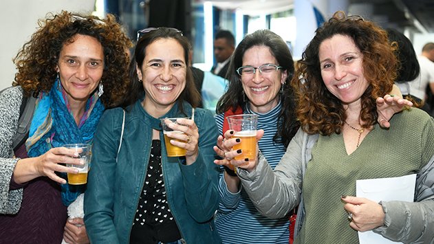 נשיקות - מדור החברה של אילת