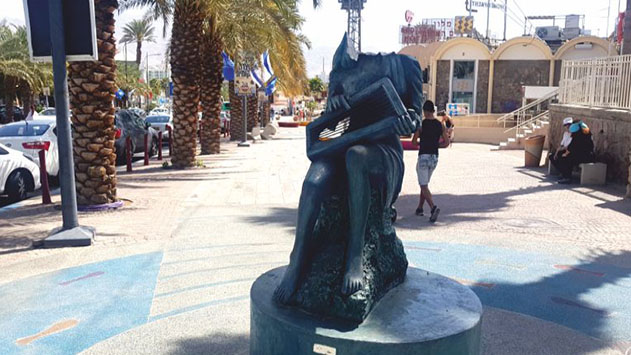 הושחת פסל נגנית הנבל בשדרות התמרים