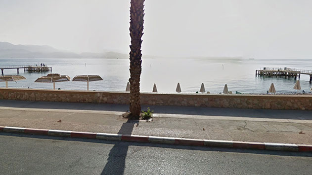 תייר נמשה מהמים בחוף הנסיכה במצב קשה