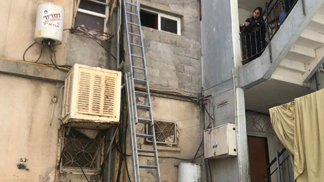 עובד נפל ממגורי עובדים מצבו קשה