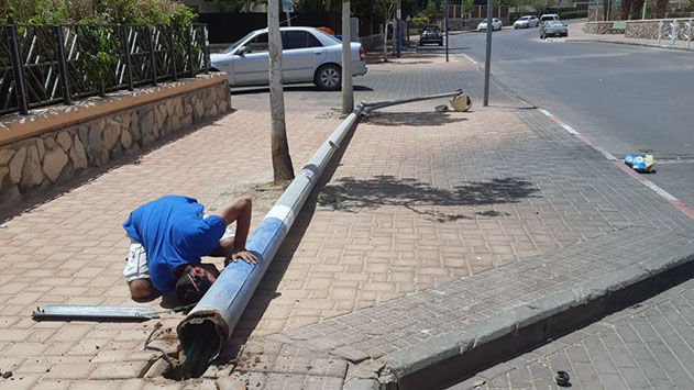 עמוד תאורה שבסיסו חלוד קרס בשכונת האגס בשחמון 