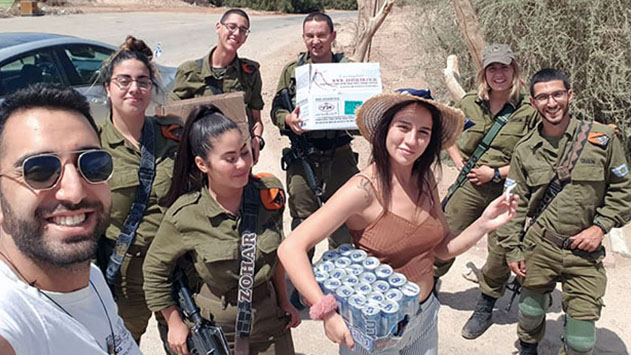 נשיקות - מדור החברה של אילת