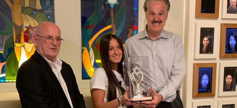 מה עשתה תלמידת כתה י' בגין באירוע חגיגות הקונסוליה האמריקאית? 