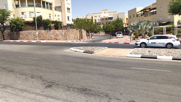 מעבר החצייה ללא פסי האטה מסכן את חיי התושבים 