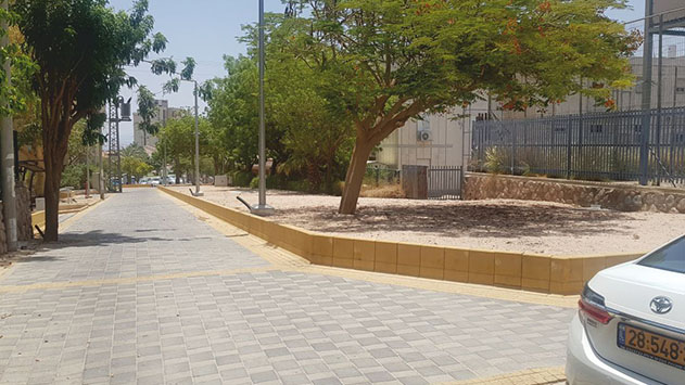 תלונה: העירייה הפקיעה חניה  ליד בי''ס צאלים לטובת גינה, אך מעולם לא שתלה אותה