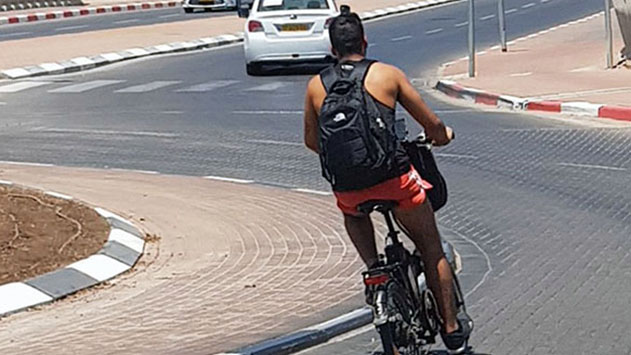 המדינה מחייבת לעבור תאוריה על אופניים חשמליים, באילת  אפשר להיבחן רק בעברית