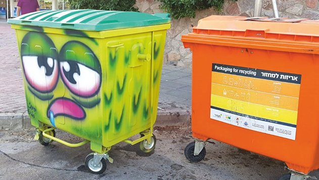 רק באילת משליכים גם בקבוקים לפח הכתום