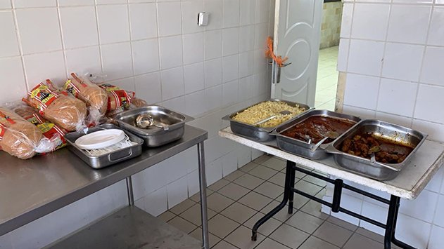 מתפלל בבית חב''ד: ''חלוקת האוכל  לנצרכים נעשית ליד פחי האשפה''