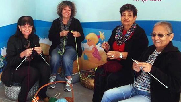 סבתא סורגת ולא לבד