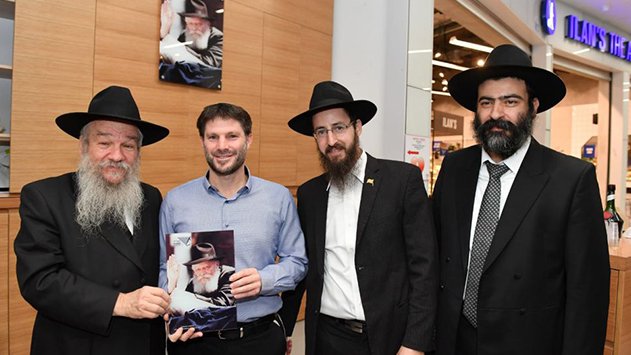 נחנך דוכן חב''ד בשדה רמון