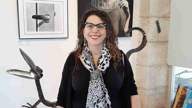 אוצרת גלריית אמני אילת - מציגה בגבעתיים