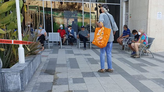 משרד הבריאות מנסה למנוע  התגודדות אבל זה בדיוק מה  שההנחיות שלו גורמות בשטח