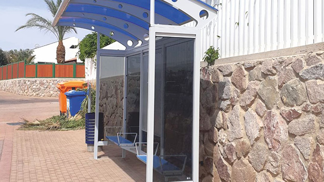 תחנות האוטובוס בשכונת נווה מדבר לתלמידים בלבד