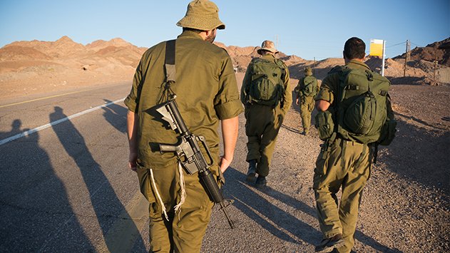 הורים לחיילים אילתים:  ''אוטובוסים חולפים על פני  ילדינו והנהגים לא מעלים אותם''