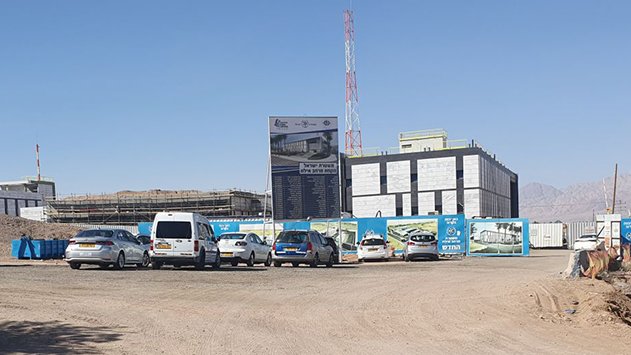 אילן ברגמן מאשים את משטרת  ישראל כי מתחת לאפה מועסקים בבניית התחנה החדשה עבריינים מורשעים