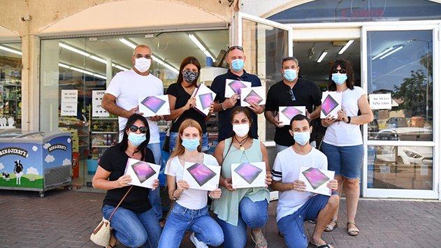 מסיימי תיכון ''בגין'' חותמים בנתינה