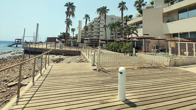 תלונה: מלון אריאה תחם שטח ציבורי על חוף הים