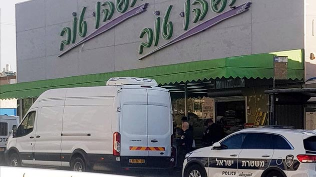 המשטרה סגרה את  הפיצוצייה בכיכר רזין