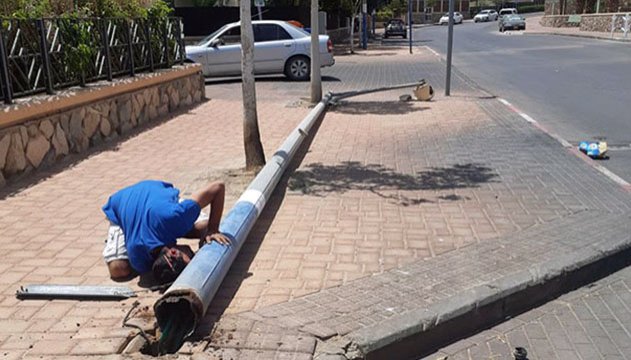 פגעה בעמוד תאורה ונתבעת על ידי העירייה