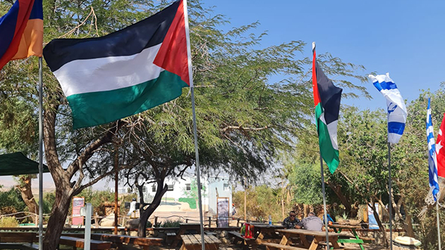 איומים וקללות על אנשי  פארק הצפרות בעיר בעקבות  תליית דגל פלסטין