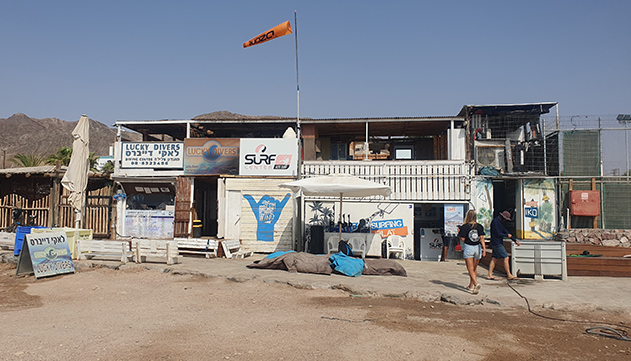 רשות מקרקעי ישראל דורשת לפנות את מפעילי הגלישה בחוף הריף