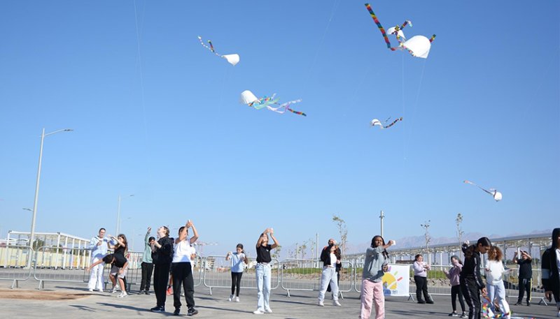 ילדי אילת יחד עם ילדי היישובים  המפונים העיפו עפיפונים