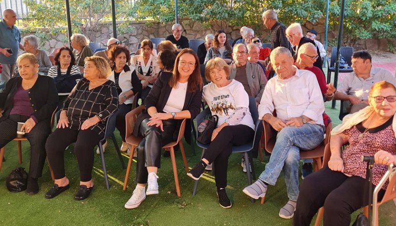 מחזקים את שורדי השואה
