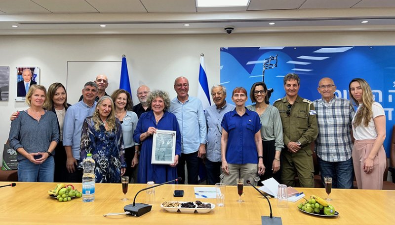 קונסולים מקדמים יחסים