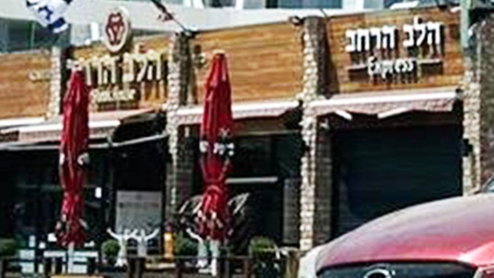 תוקף הקופאית ממסעדת ''הלב הרחב'' באילת  יפצה אותה