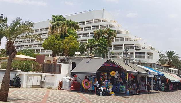 מלון לאונרדו פלאזה ושורת החנויות שלו בטיילת אילת בעין הסערה