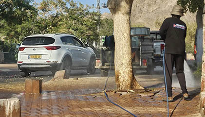 ניקיון מלוכלך: מדוע מתעקשים בעיריית  אילת לנקות את המדרכות בגרניק? 